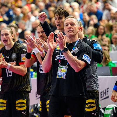 Bundestrainer Alfred Gislason unterstützt seine Mannschaft im Spiel gegen Kroatien.