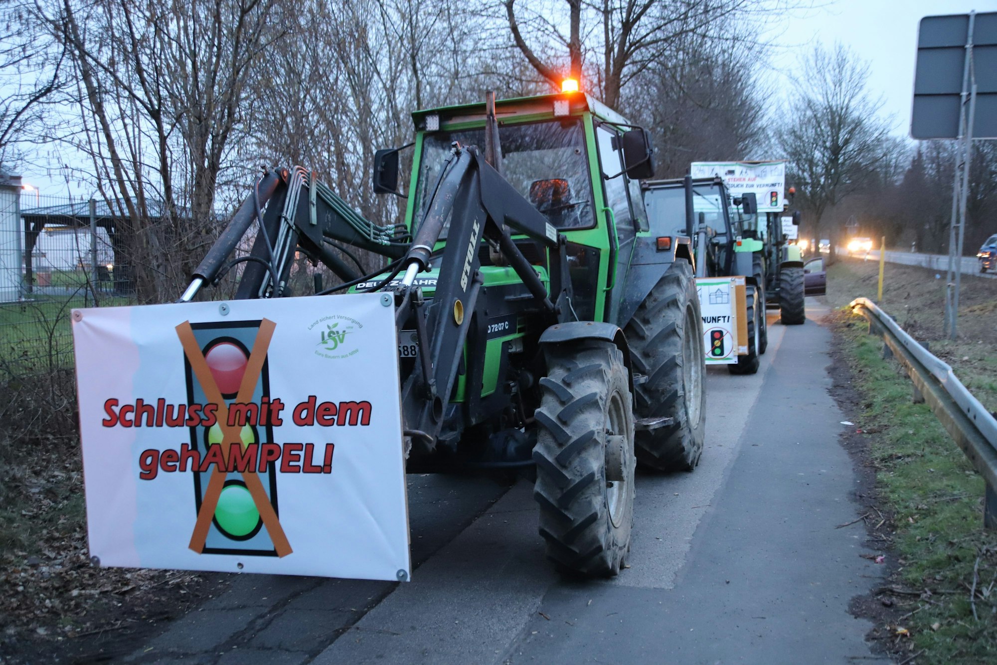 Die Traktoren stellten sich an einem Wirtschaftsweg an der Bundesstraße 8 auf.