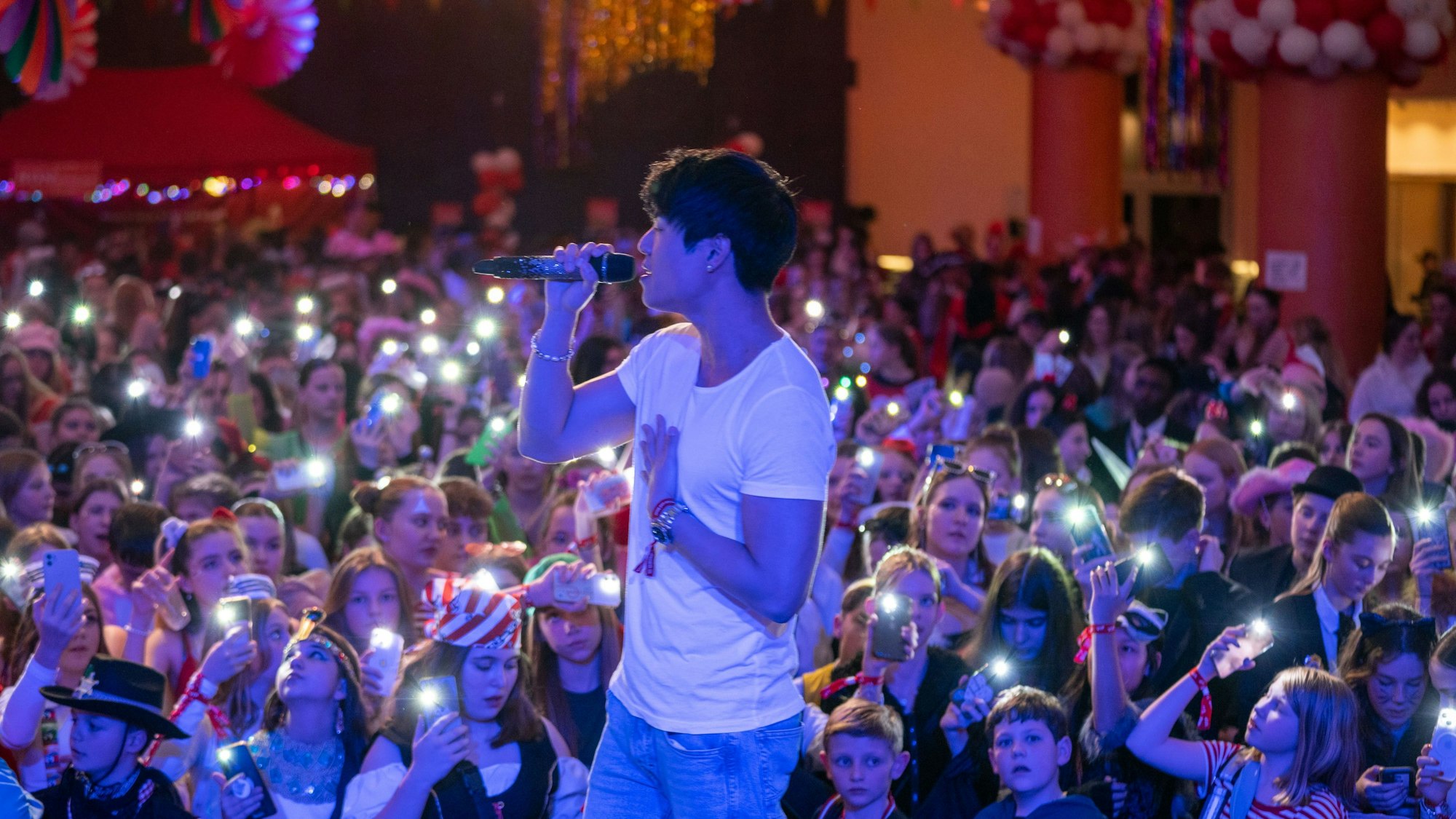 Bühnenprogramm bei der Karnevalsparty „KölleAlarm“.