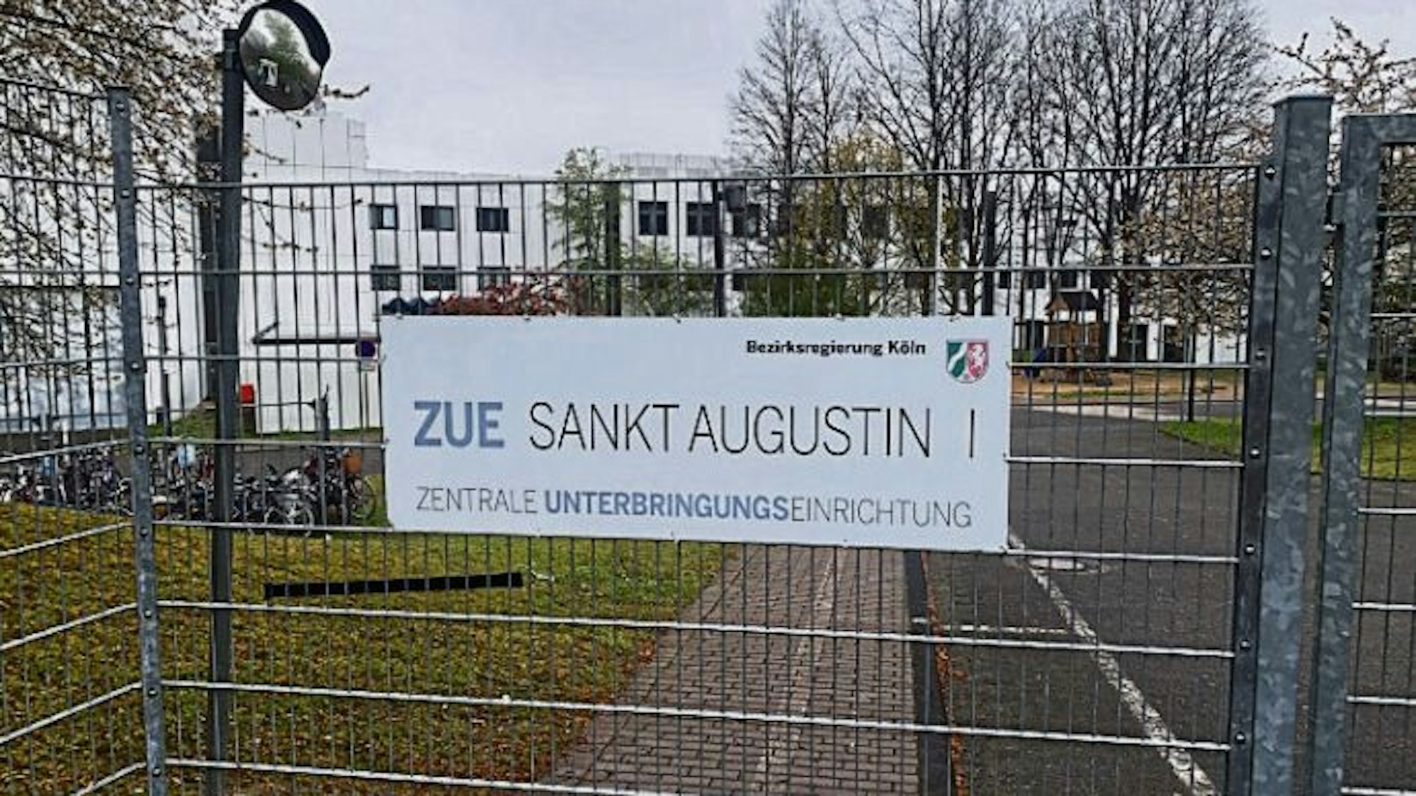 Zaun mit Schild Zentrale Unterbringungseinrichtung