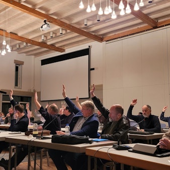 Das Foto zeigt Mitglieder des Kürtener Rats bei der Abstimmung.