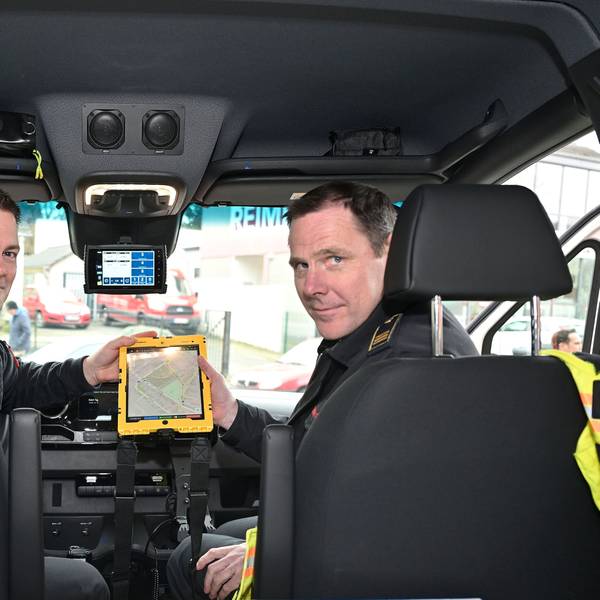 Computer-Tablets wie Feuerwehrchef Jörg Köhler (r.) und Technikabteilungsleiter Axel Merten eins in Händen halten, gibt's nun auf allen Einsatzführungsfahrzeugen der Feuerwehr.