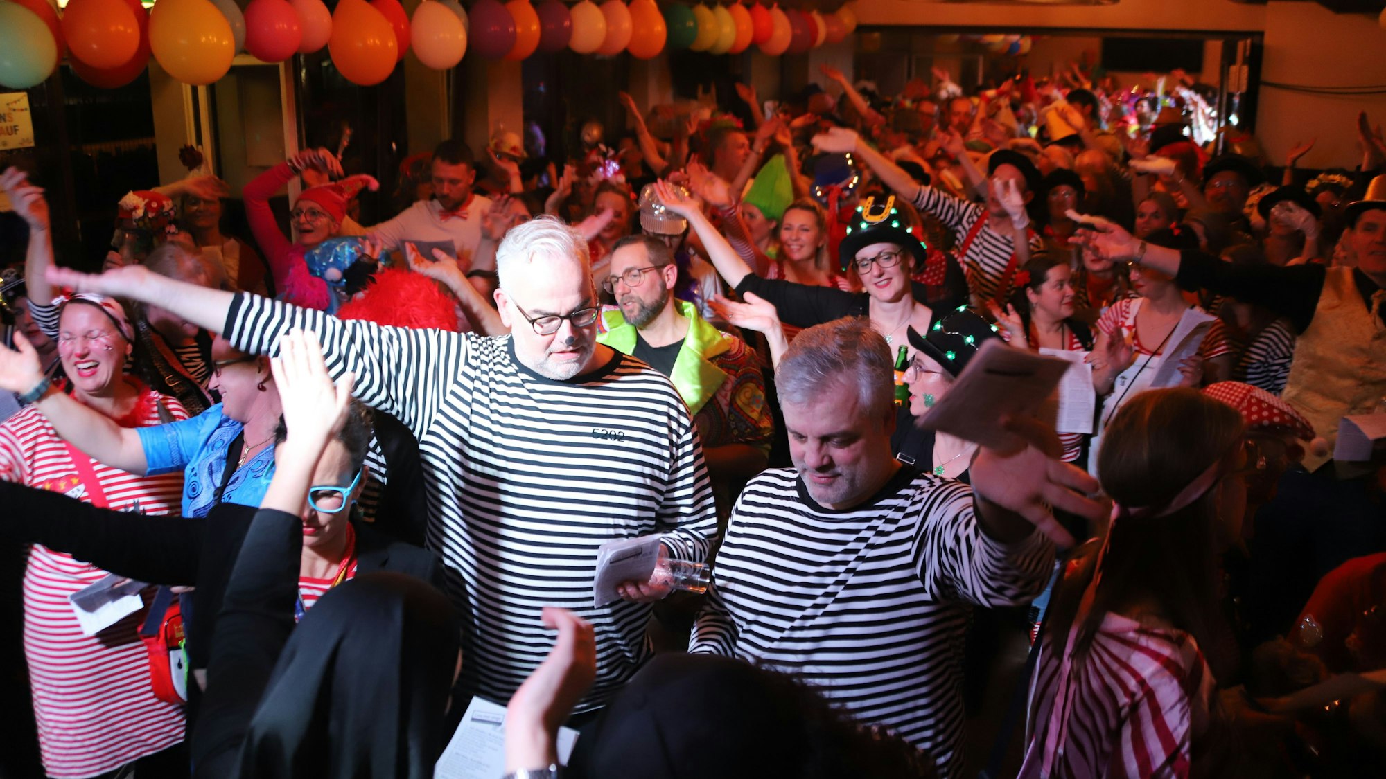 „Loss mer singe op jöck“ machte Station in Hennef und brachte die neuen Sessionshits mit. Der Saal macht die Choreos von der Bühne bereitwillig mit.