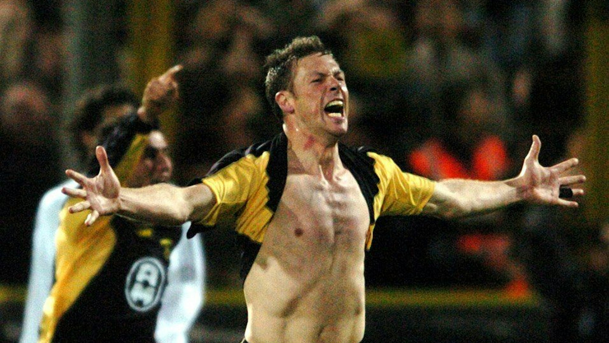 Eric Meijer freut sich über seinen Treffer, indem er das Trikot über den Kopf gezogen hat und seine blanke Brust präsentiert. Zweitligist Alemannia Aachen gewinnt das Duell gegen die Münchner mit 2:1 und zieht zum fünften Mal in der Vereinsgeschichte ins Pokal-Halbfinale ein.