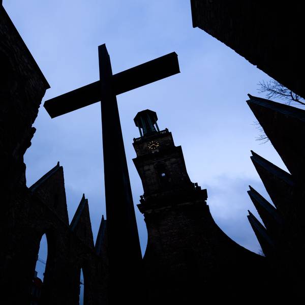 Ein Kreuz auf einer Kirche. Ein Gutachten hat die Missbrauchsfälle in der evangelischen Kirche und der Diakonie untersucht, mehr als 9000 Missbrauchsfälle wurden vorgestellt. (Symbolbild)