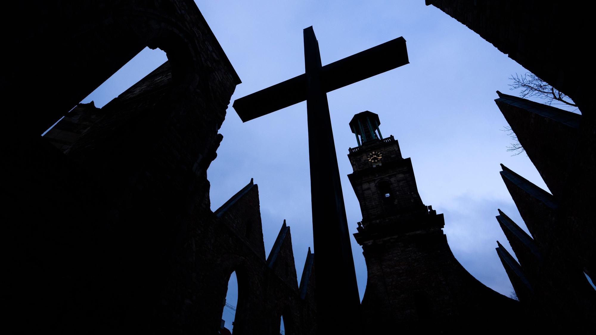 Ein Kreuz auf einer Kirche. Ein Gutachten hat die Missbrauchsfälle in der evangelischen Kirche und der Diakonie untersucht, mehr als 9000 Missbrauchsfälle wurden vorgestellt. (Symbolbild)