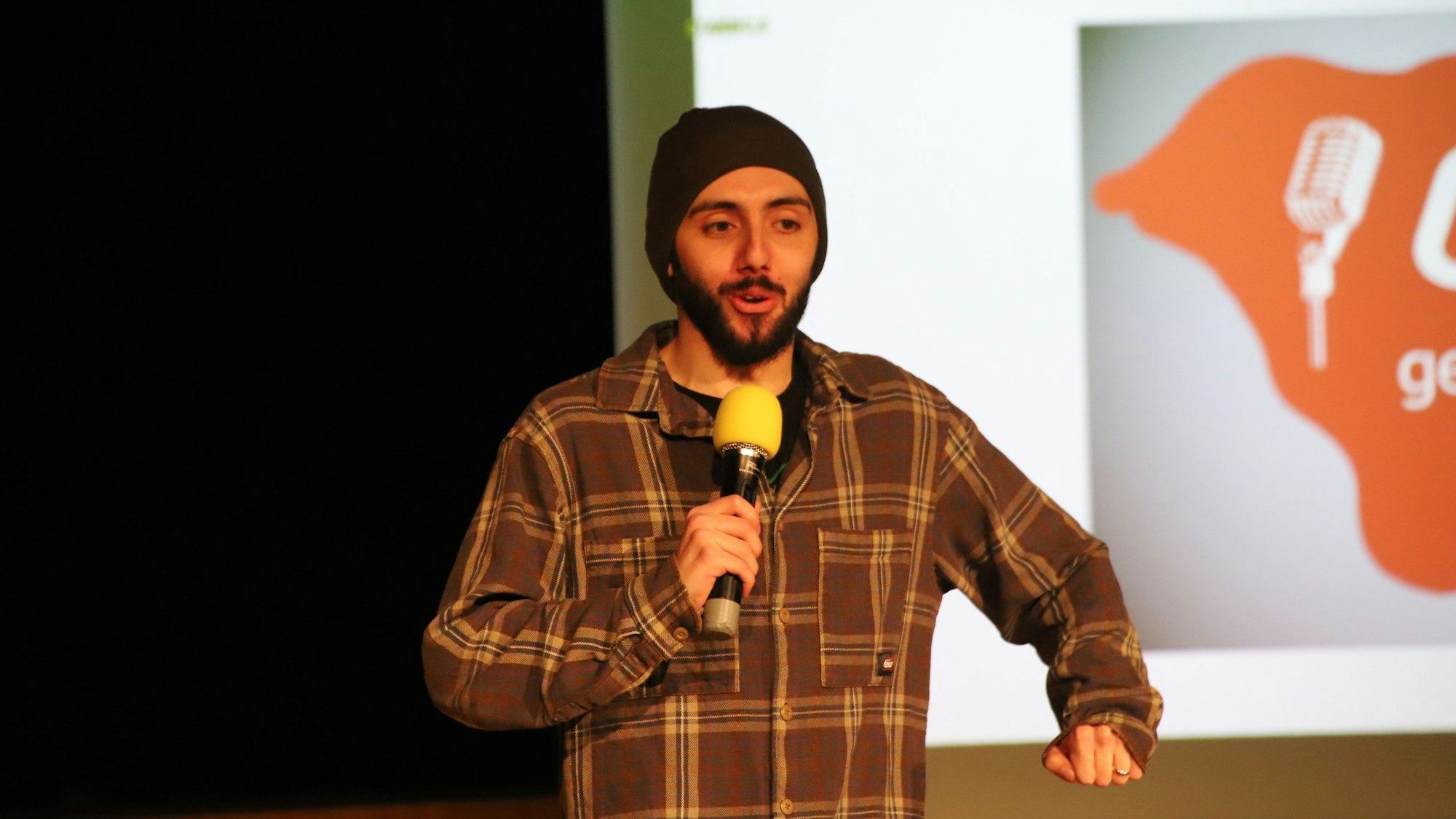 Timor Turga ist ebenfalls Wiederholungstäter bei „Carl Reuther“ lacht.