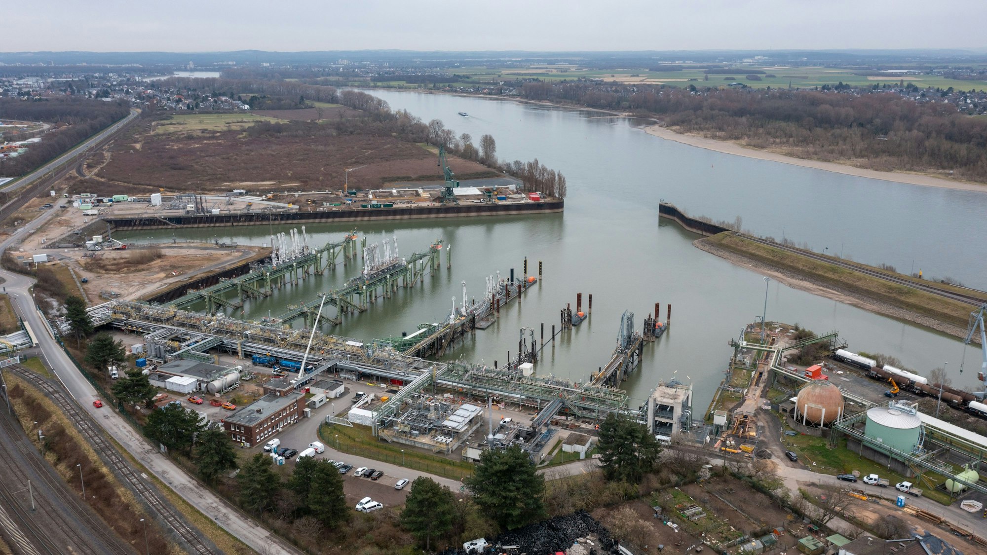 20170914, Köln: Der Godorfer Hafen aus der Vogelperspektive gesehn. Luftbild mit Drohne Foto: Uwe Weiser