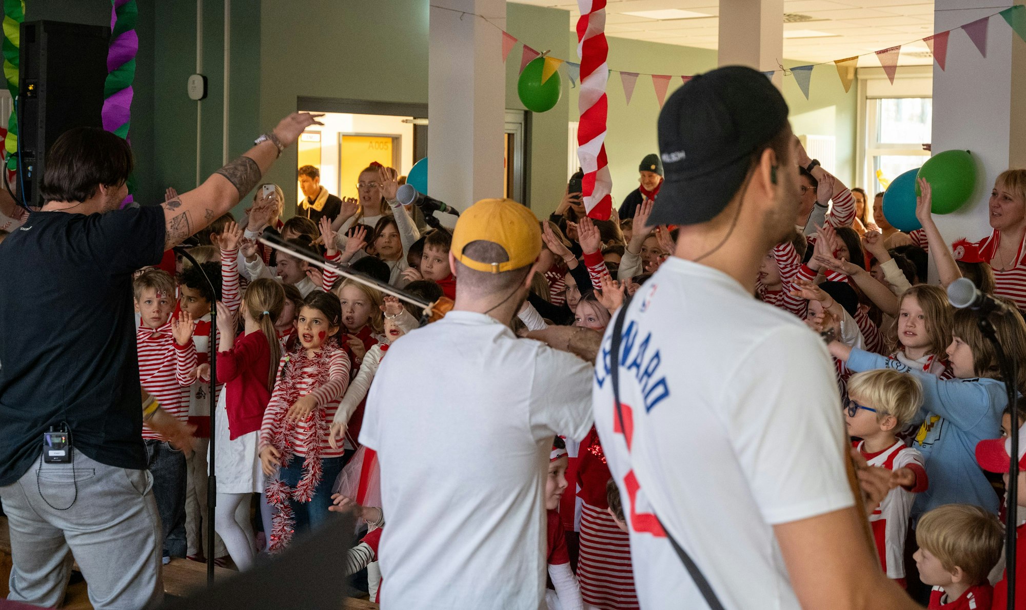 Die Kinder in der GGS Antwerpener Straße freuen sich über das Konzert.