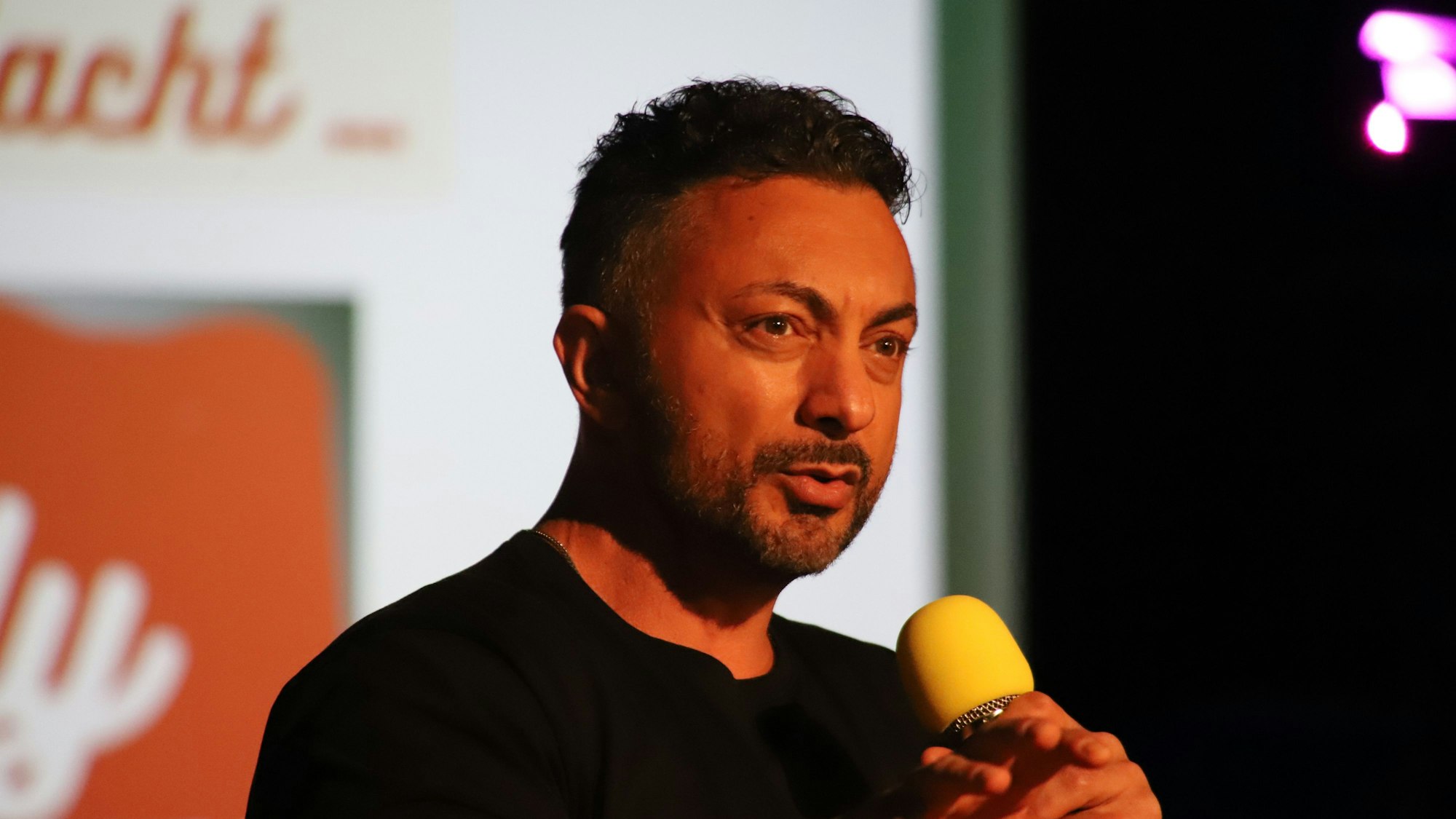 Özgür Cebe überzeugte mit derbem Witz und feiner Analyse.