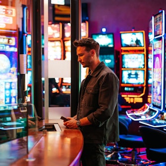 ARD/SR TATORT: DER FLUCH DES GELDES, am Sonntag (28.01.24) um 20:15 Uhr im ERSTEN.
Hauptkommissar Leo Hölzer (Vladimir Burlakov,re.) ermittelt auf eigene Faust. Die erste Spur führt ihn ins Spielcasino.