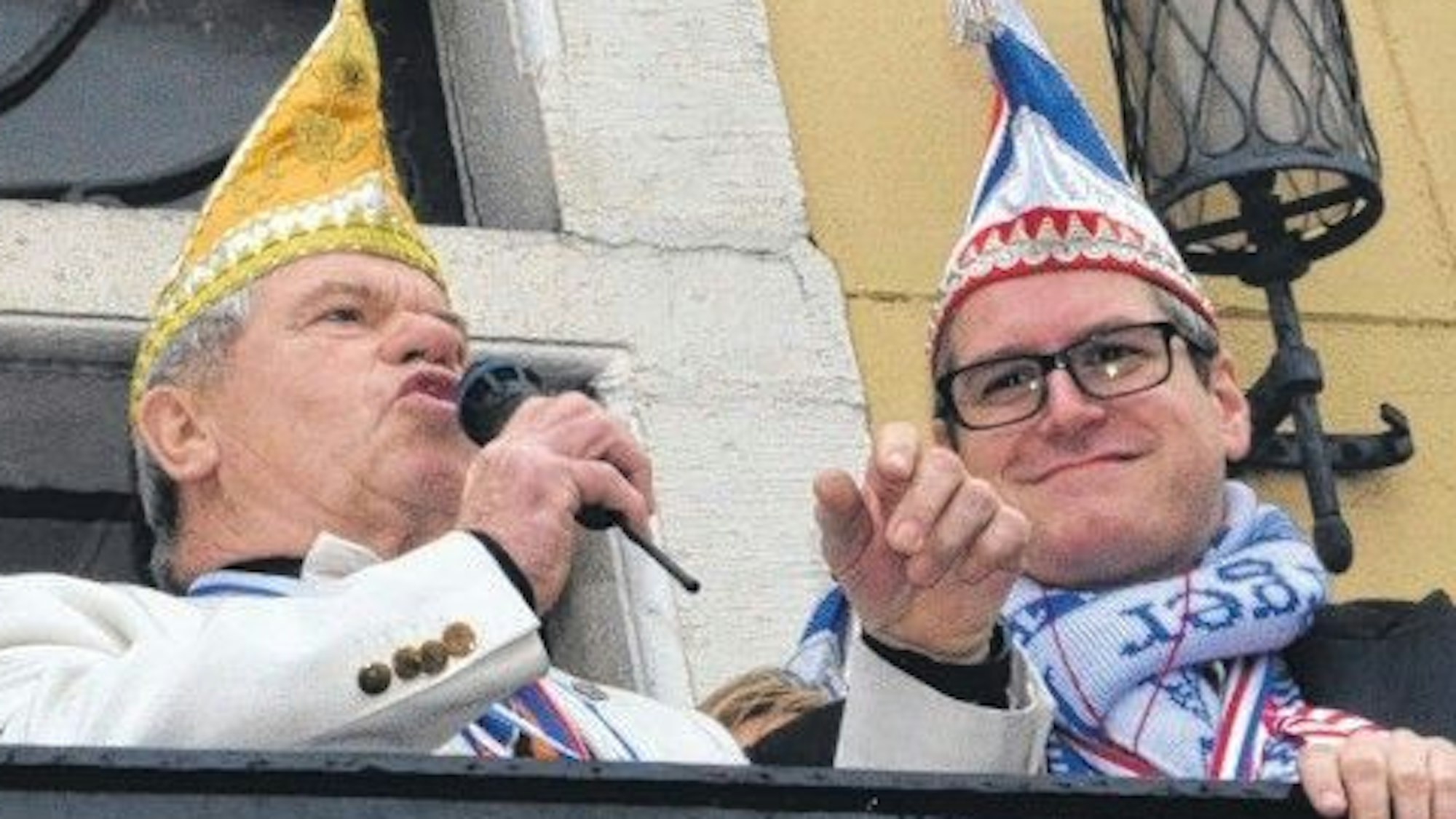 Auf dem Foto ist Bedburgs Bürgermeister Sascha Solbach mit einer Narrenkappe zu sehen.