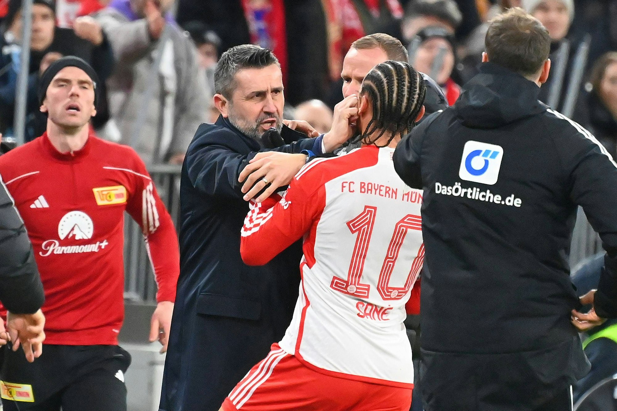 Union-Trainer Bjelica (l.) attackiert Leroy Sané.