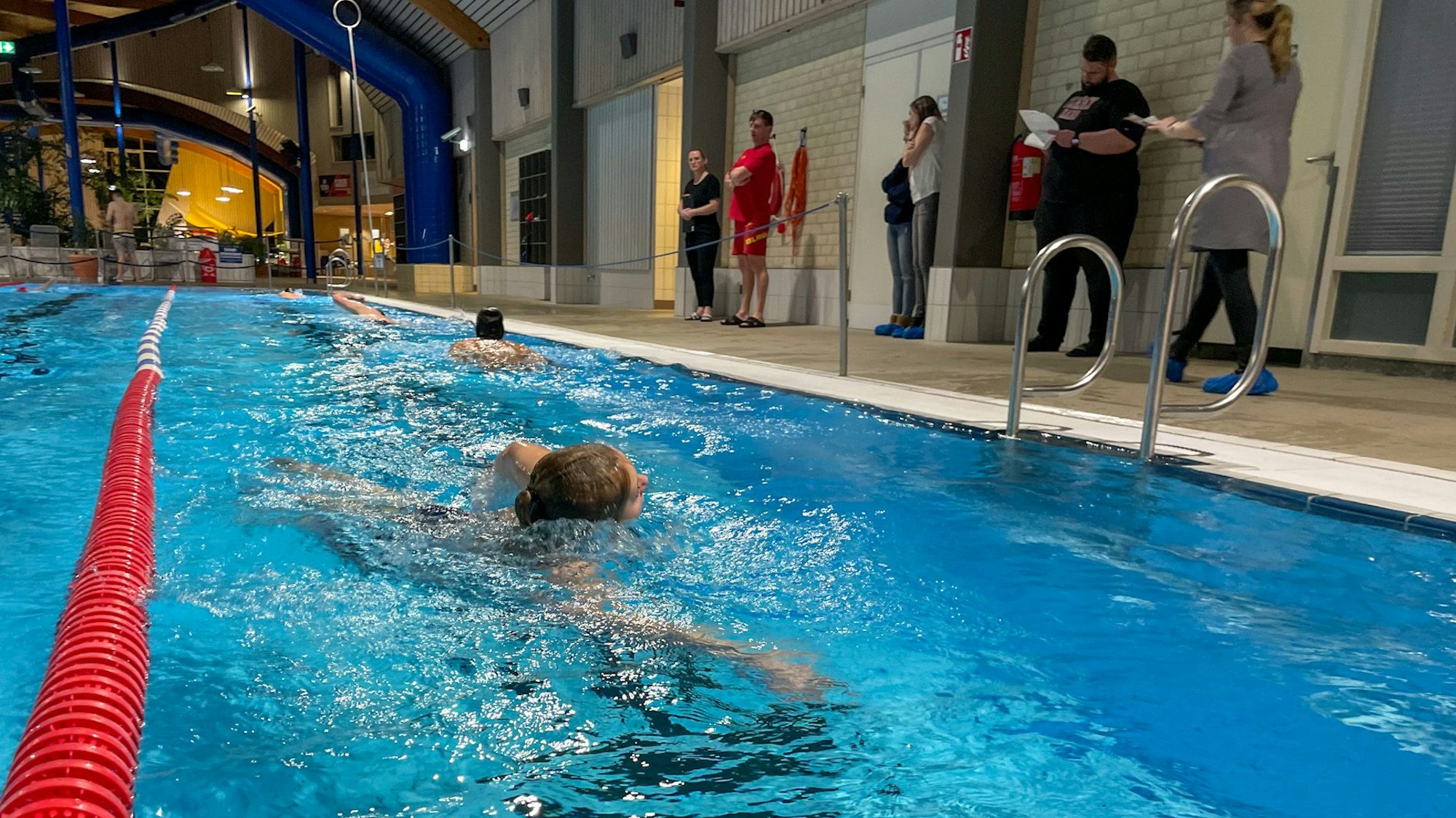 Schwimmer ziehen Bahnen in einem Schwimmbad.