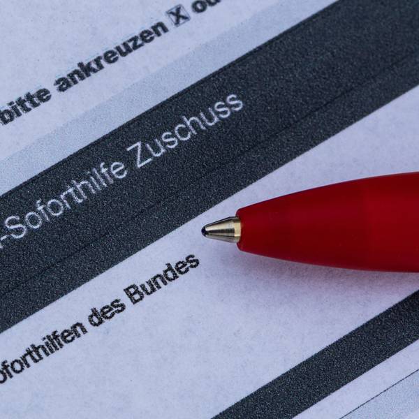 Ein Stift liegt auf einem Antrag für den Corona-Soforthilfe-Zuschuss. Vier Männer aus NRW sollen Soforthilfen über 5,5 Millionen Euro erbeutet haben. (Symbolbild)