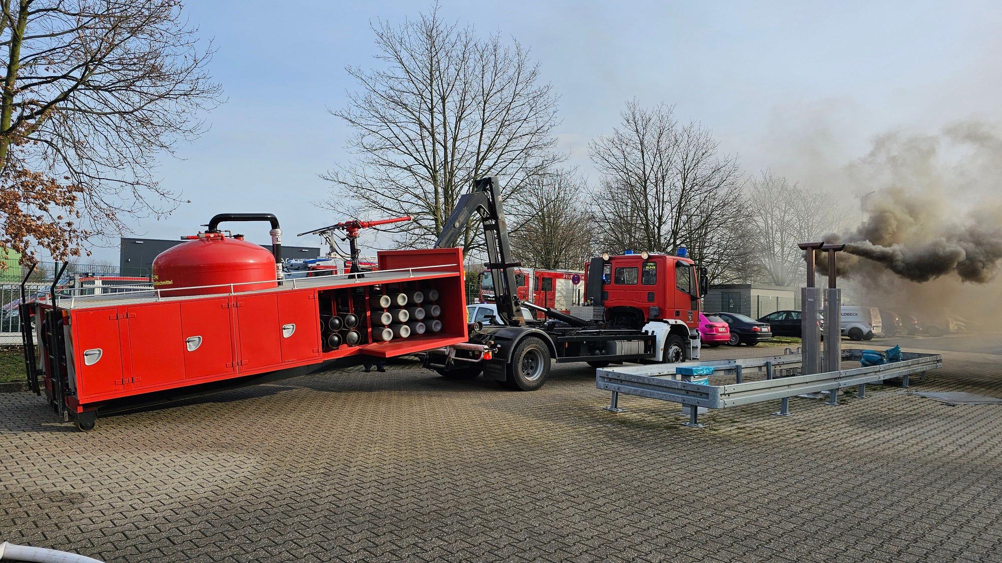 Auf dem Foto ist ein Abrollbehälter mit dem Löschmittel Kohlenstoffdioxid der Werksfeuerwehr aus dem Chemiepark Knapsack zu sehen.