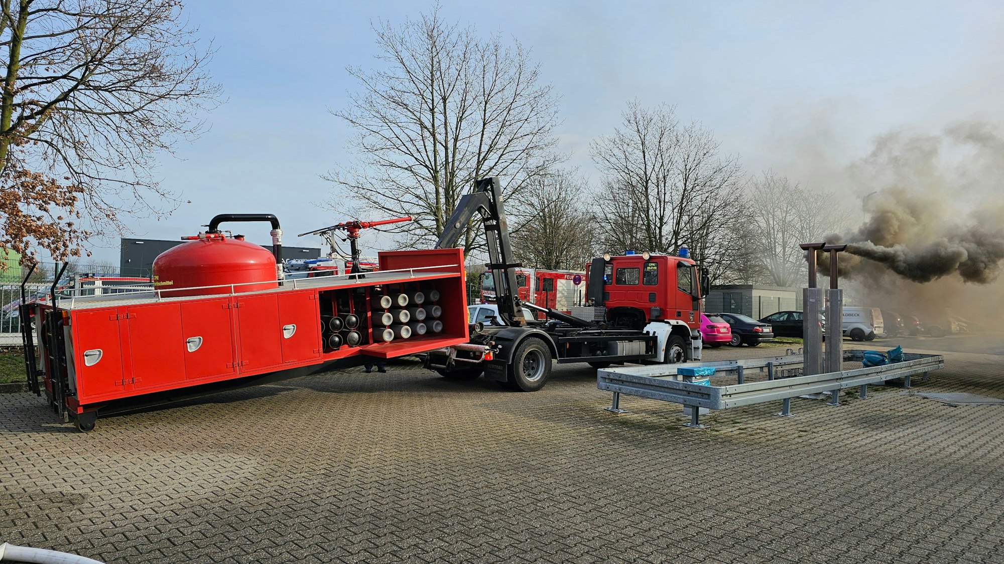 Auf dem Foto ist ein Abrollbehälter mit dem Löschmittel Kohlenstoffdioxid der Werksfeuerwehr aus dem Chemiepark Knapsack zu sehen.