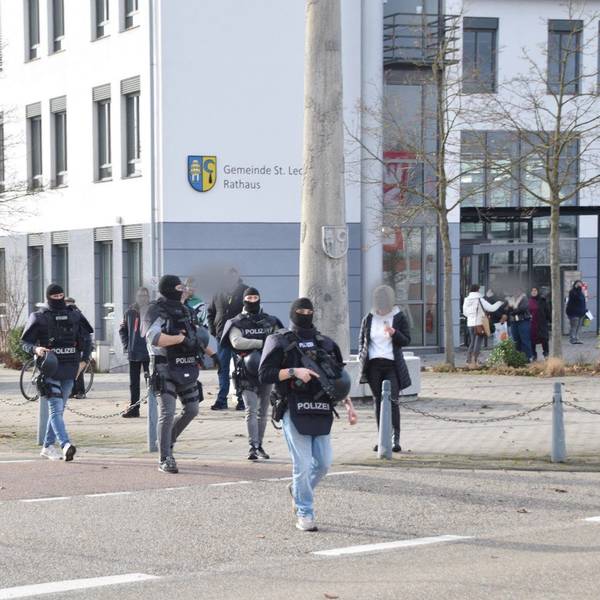 Spezialeinsatzkräfte der Polizei sind an einer Schule im Einsatz.