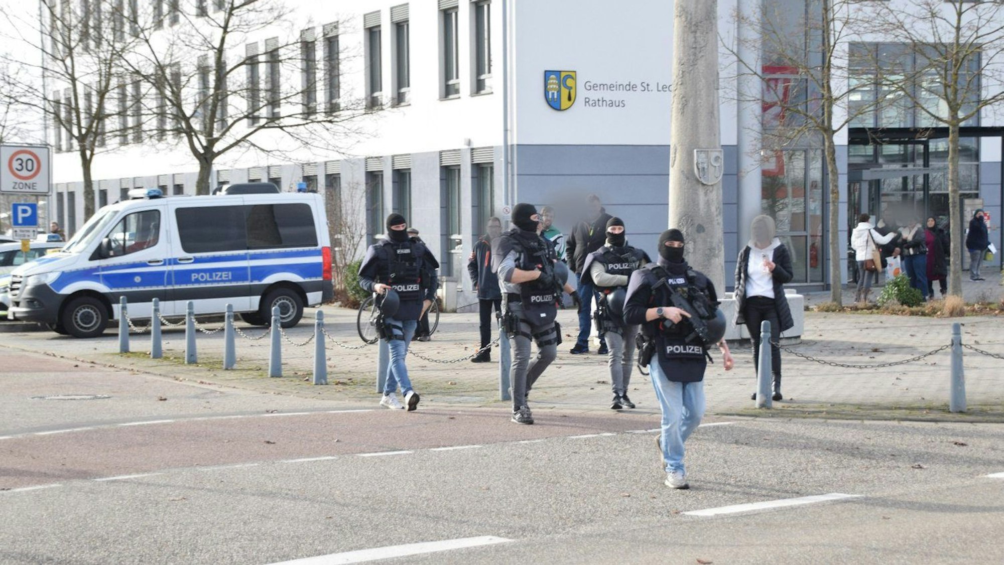 Spezialeinsatzkräfte der Polizei sind an einer Schule im Einsatz.
