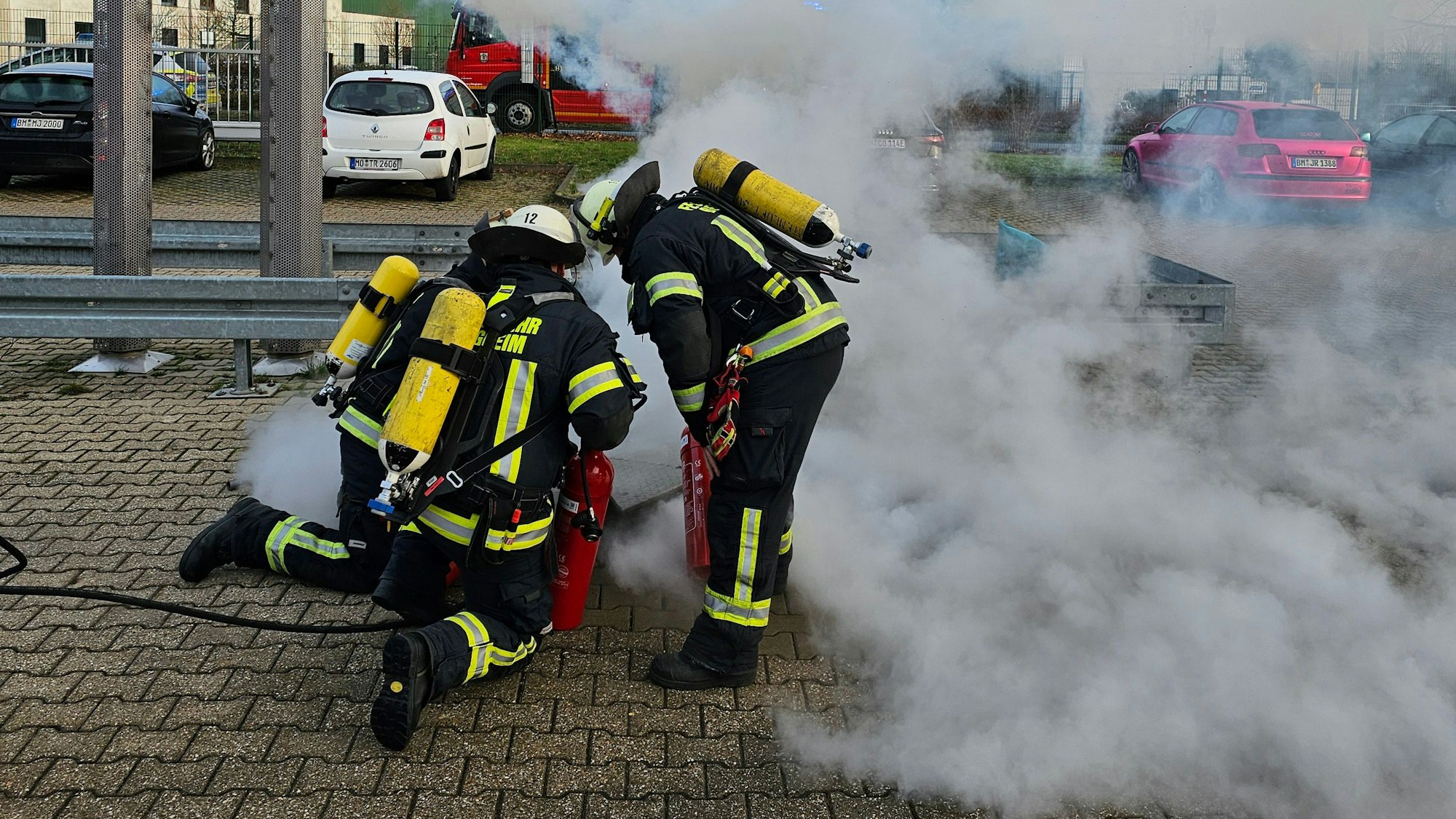 Auf dem Foto sind Feuerwehrleute zu sehen, die den Brand löschen.