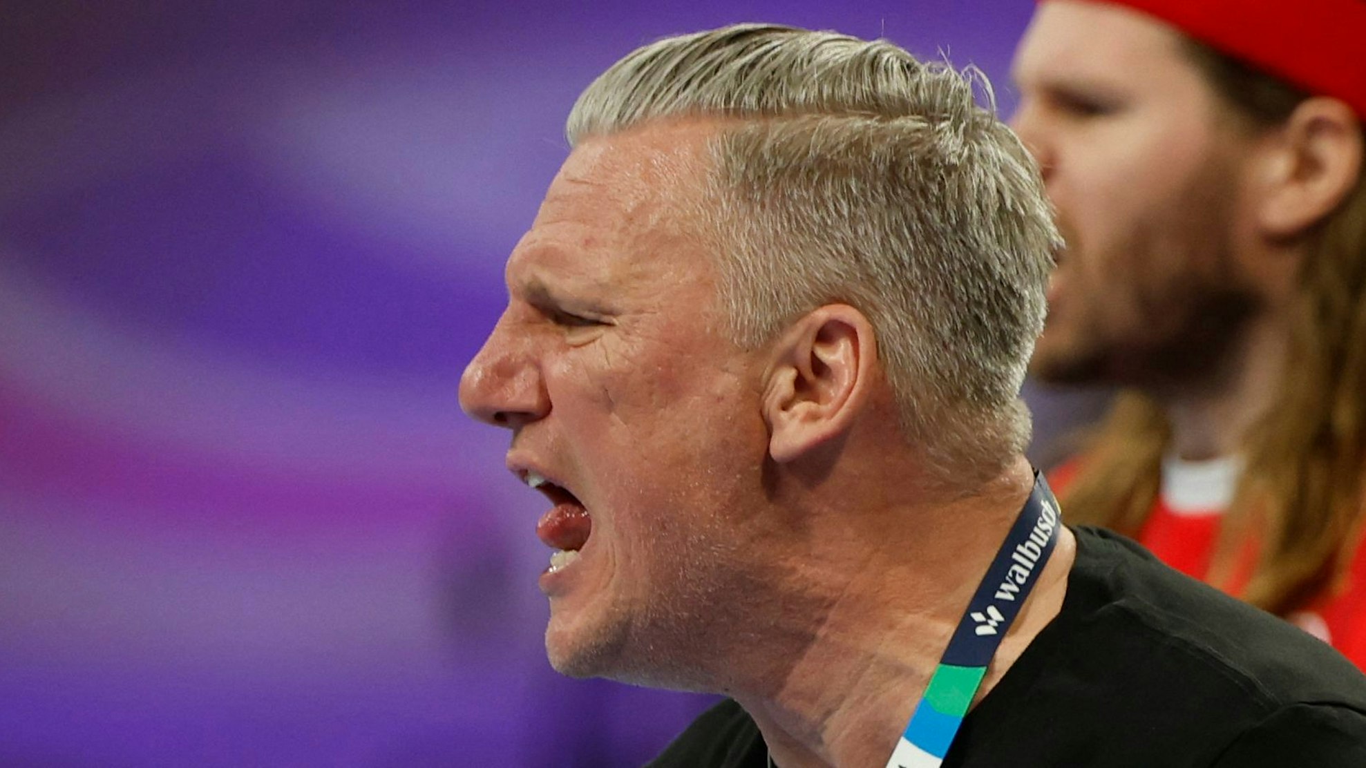 Dänen-Coach Nicolaj Jakobsen am gibt Anweisungen am Spielfeldrand. Welthandballer Mikkel Hansen steht im Hintergrund.