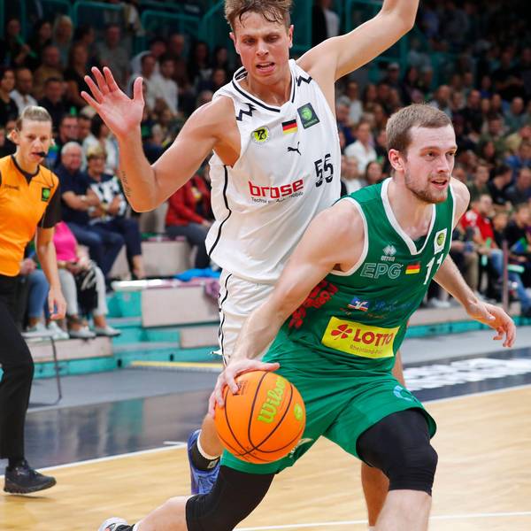 2. Spieltag der Basketball 2. Bundesliga ProA in der Oberfrankenhalle in Bayreuth Saison 2023-2024 BBC Bayreuth gegen EPG Baskets Koblenz Lenny Liedtke BBC Bayreuth -55- hinten Moritz Hübner EPG Baskets Koblenz -11- vorne *** 2 Matchday of the Basketball 2 Bundesliga ProA in the Oberfrankenhalle in Bayreuth season 2023 2024 BBC Bayreuth against EPG Baskets Koblenz Lenny Liedtke BBC Bayreuth 55 back Moritz Hübner EPG Baskets Koblenz 11 front