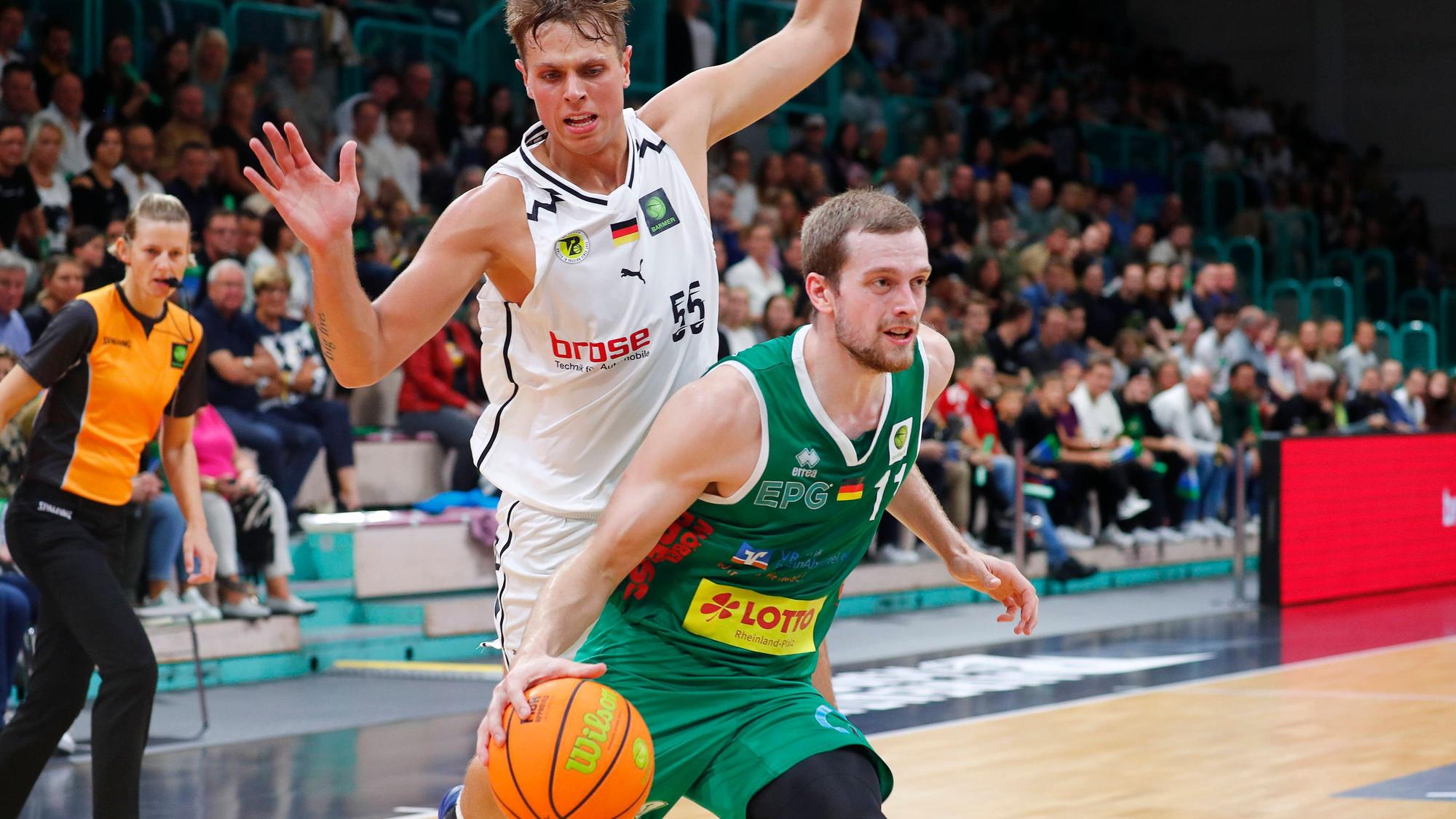 2. Spieltag der Basketball 2. Bundesliga ProA in der Oberfrankenhalle in Bayreuth Saison 2023-2024 BBC Bayreuth gegen EPG Baskets Koblenz Lenny Liedtke BBC Bayreuth -55- hinten Moritz Hübner EPG Baskets Koblenz -11- vorne *** 2 Matchday of the Basketball 2 Bundesliga ProA in the Oberfrankenhalle in Bayreuth season 2023 2024 BBC Bayreuth against EPG Baskets Koblenz Lenny Liedtke BBC Bayreuth 55 back Moritz Hübner EPG Baskets Koblenz 11 front