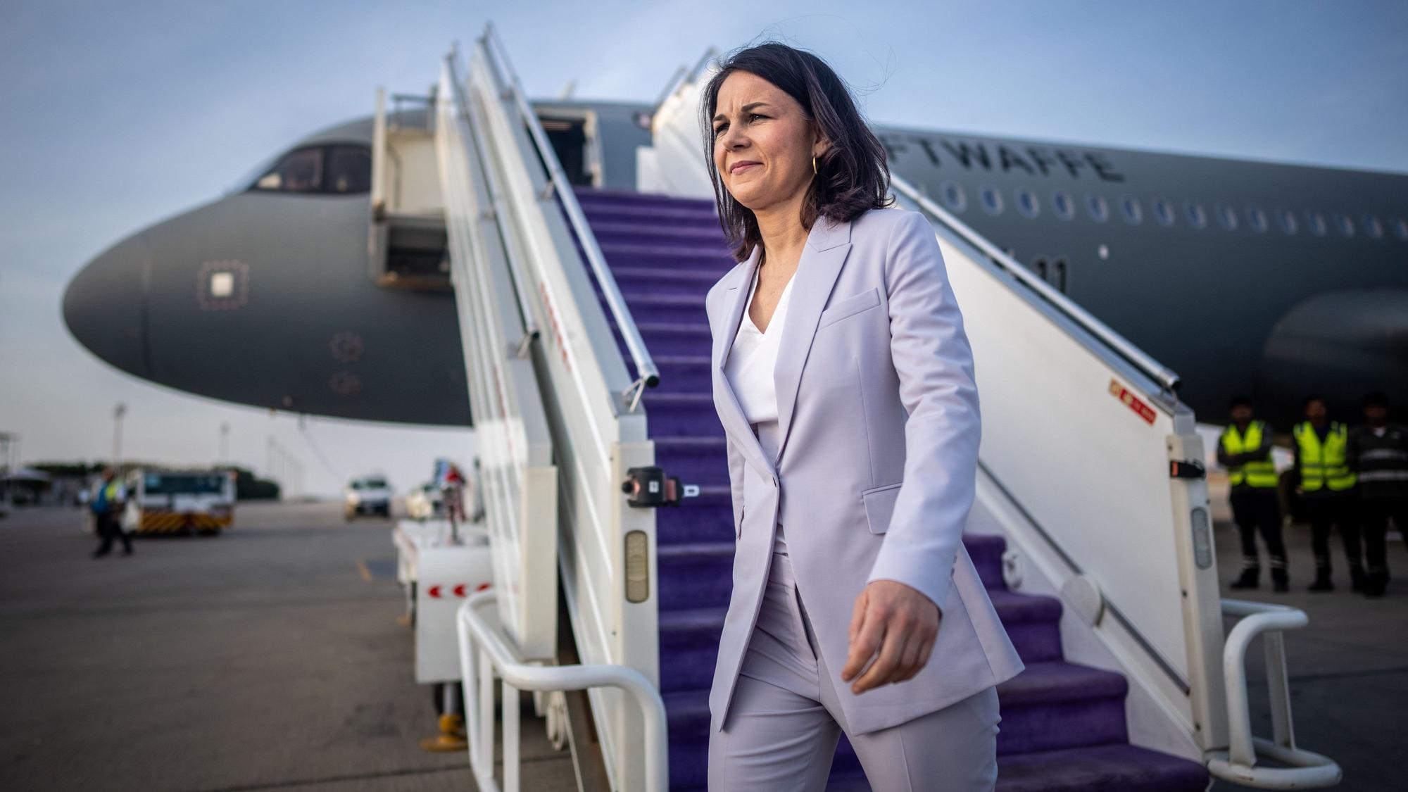 24.01.2024, Saudi-Arabien, Dschidda: Annalena Baerbock (Bündnis90/Die Grünen), Außenministerin, steigt aus dem A321LR der Flugbereitschaft auf dem Flugplatz in Dschidda.