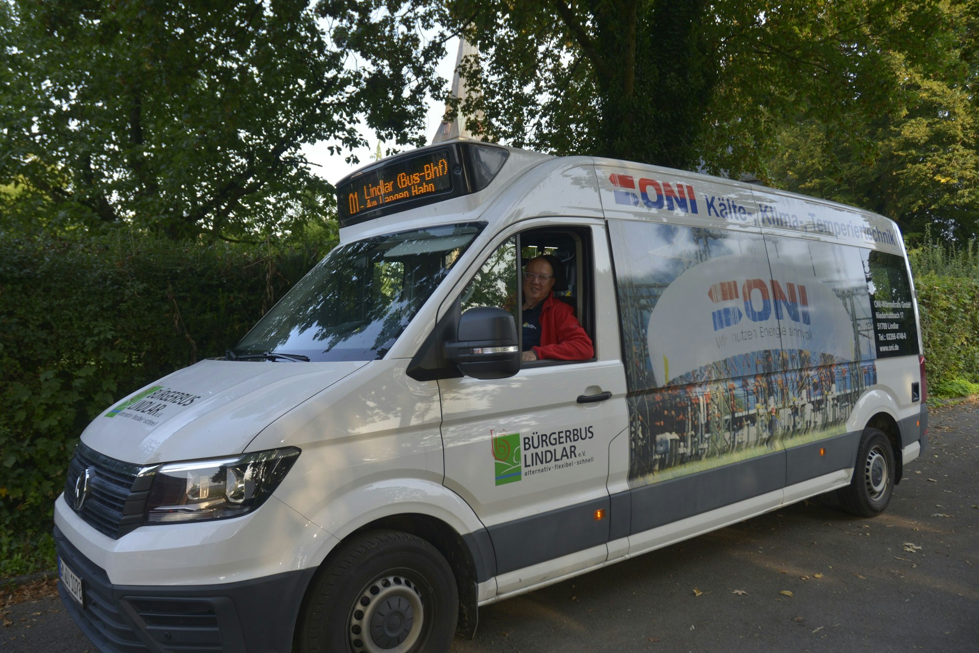 Bürgerbus auf der Linie in Linde mit Fahrer Markus Lücke.