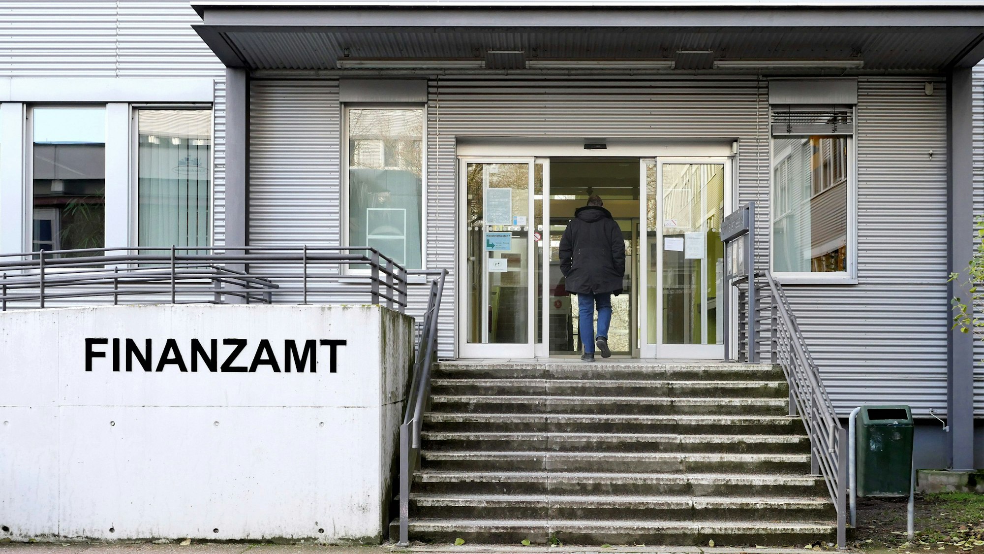 RECORD DATE NOT STATED 27.12.2023, Berlin - Deutschland. Blick auf das Finanzamt Prenzlauer Berg, Pankow, Weissensee *** 27 12 2023, Berlin Germany View of the tax office Prenzlauer Berg, Pankow, Weissensee
