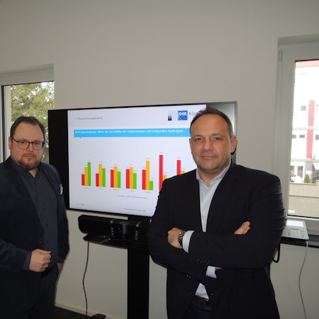 Unternehmer Björn Griesemann und IHK-Rhein-Erft-Geschäftsführer Gero Fürstenberg (l.) sehen schwarz für die Industrie und den Handel im Rhein-Erft-Kreis