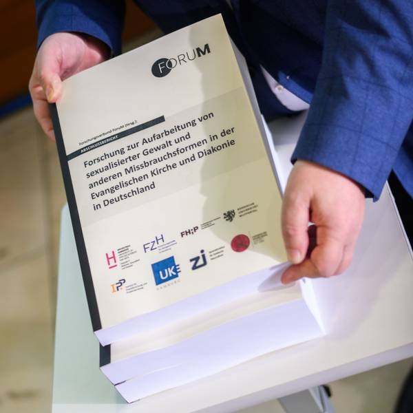 Detlev Zander, Mitglied im Beirat des Forschungsverbundes und Sprecher der Betroffenenvertretung im Beteiligungsforum der EKD, zeigt in Hannover das Ergebnis einer Studie zum Missbrauch in der evangelischen Kirche.