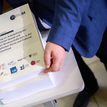 Detlev Zander, Mitglied im Beirat des Forschungsverbundes und Sprecher der Betroffenenvertretung im Beteiligungsforum der EKD, zeigt in Hannover das Ergebnis einer Studie zum Missbrauch in der evangelischen Kirche.