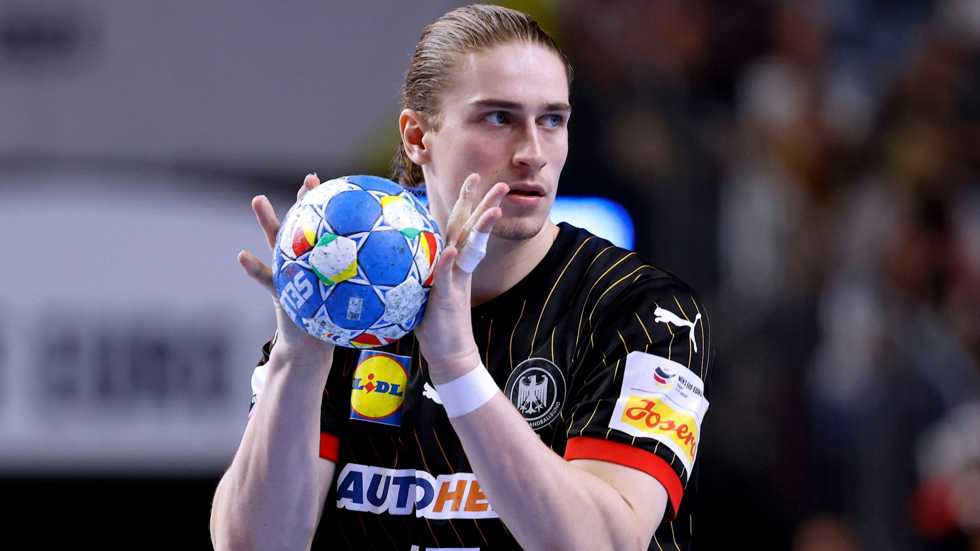 DHB-Spielmacher Juri fordert von den Handball-Fans in Köln ein Höchstmaß an Unterstützung, um den Halbfinal-Coup gegen Dänemark zu schaffen.