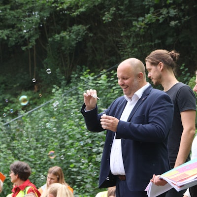 Auf der Baustelle im Bergneustädter Talpark werden Seifenblasen geformt.