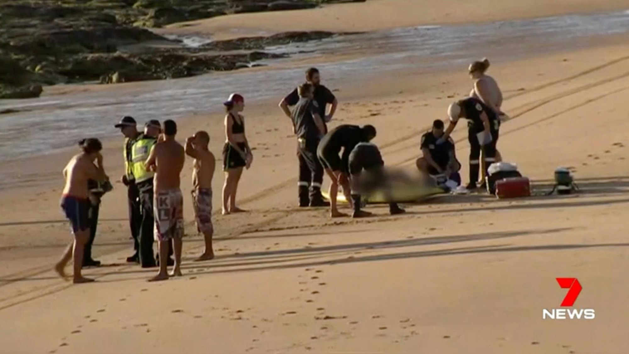 HANDOUT - 25.01.2024, Australien, Phillip Island: Das Standbild aus einem vom Fernsehsender 7News zur Verfügung gestellten Video zeigt den Notfalleinsatz nach dem Ertrinken mehrerer Personen an einem Strand auf Phillip Island.