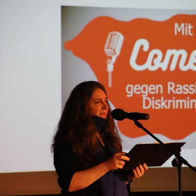 Als Schule für Courage und gegen Rassismus hat Eva Zoske zum zweiten Mal Comedians eingeladen zum Carl Reuther lacht .... Mit Comedy gegen Diskriminierungen Nr. 2.