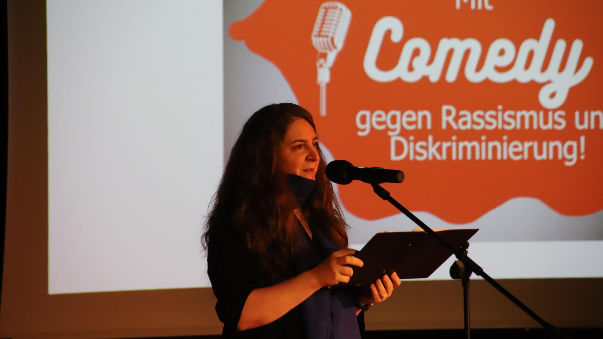 Als Schule für Courage und gegen Rassismus hat Eva Zoske zum zweiten Mal Comedians eingeladen zum Carl Reuther lacht .... Mit Comedy gegen Diskriminierungen Nr. 2.