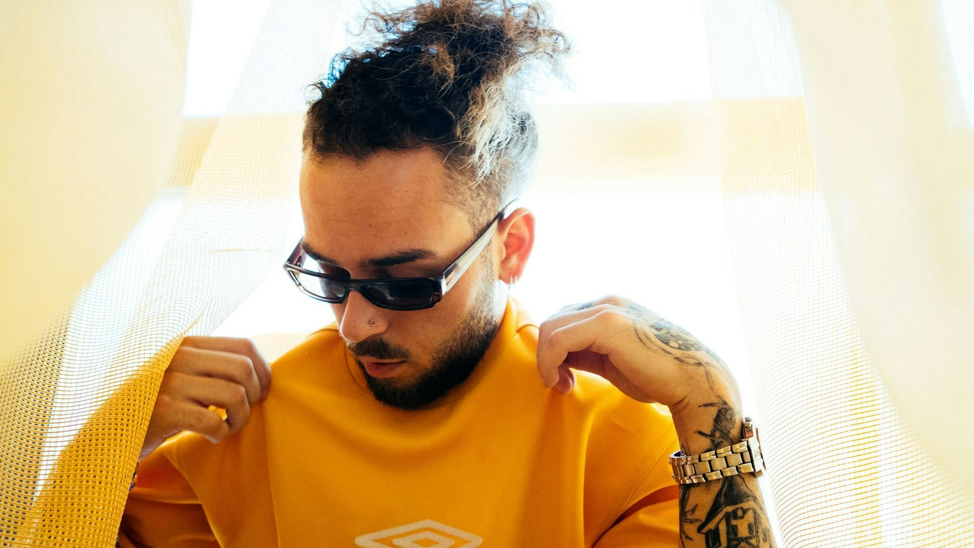 Proträt von Rapper 9inebro mit Sonnenbrille