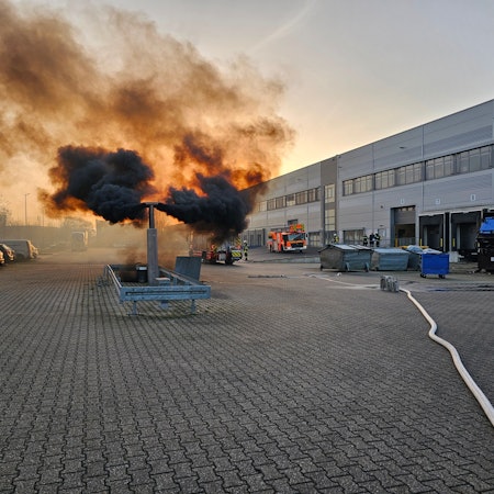 Auf dem Foto ist die dunkle Rauchsäule zu sehen.