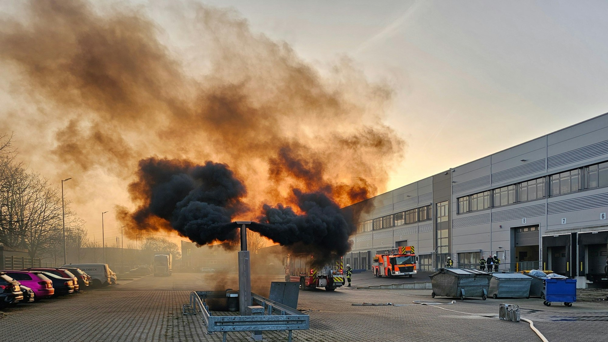 Auf dem Foto ist die dunkle Rauchsäule zu sehen.