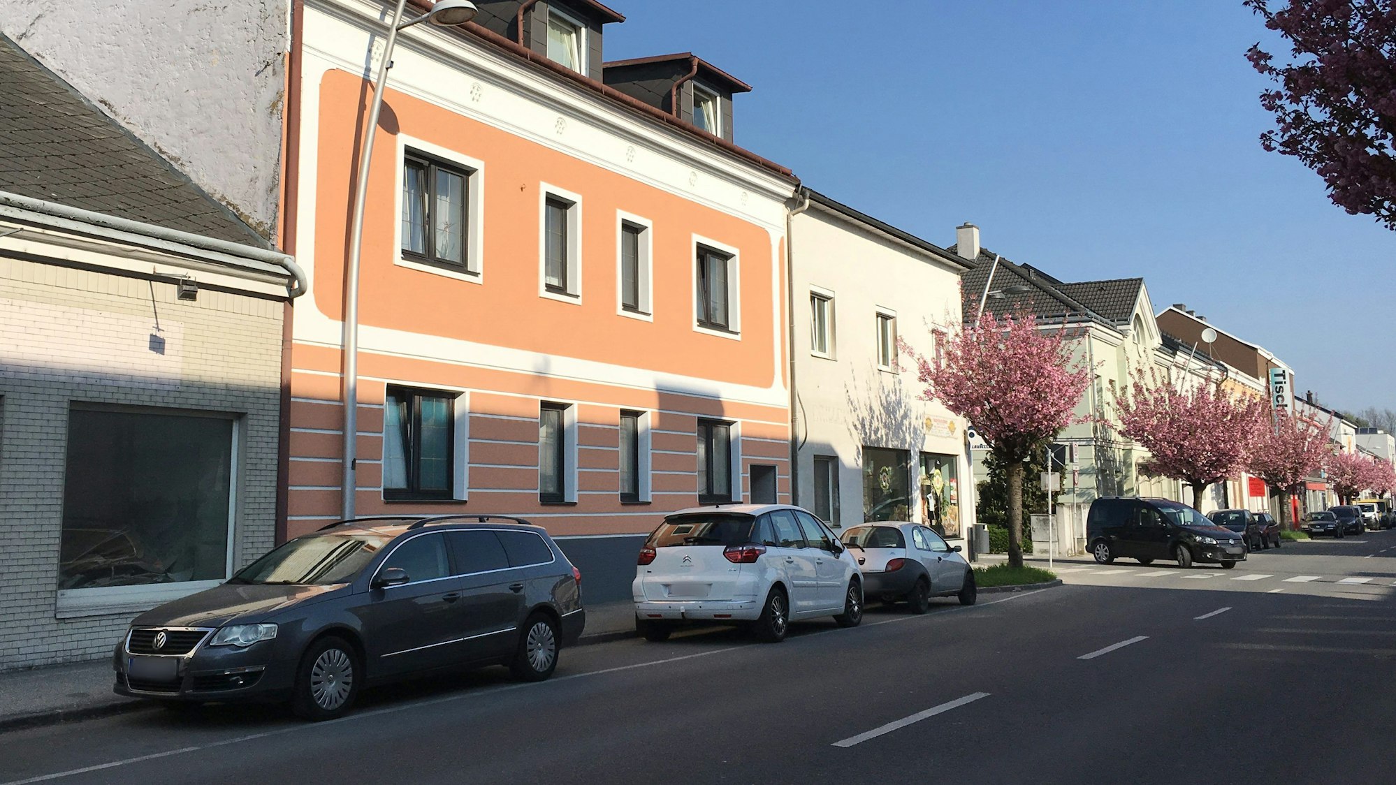 Amstetten in Österreich: Die Fassade des ehemaligen Fritzl-Hauses ist nach einer gründlichen Renovierung apricotfarben angestrichen. (Archivbild)