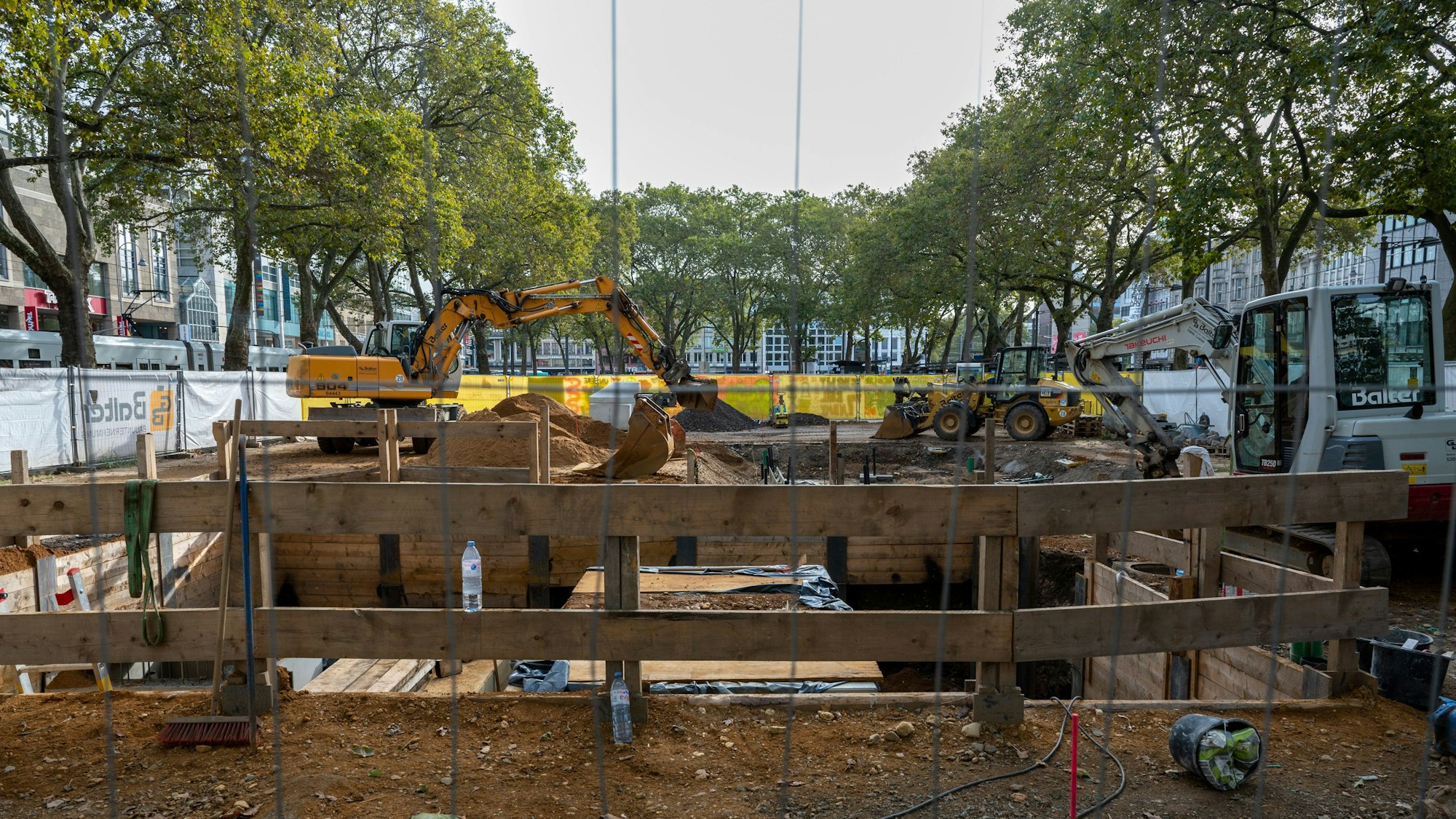 Die Großbaustelle der Kölner Verkehrsbetriebe (KVB) auf der Hahnenstraße am Neumarkt.