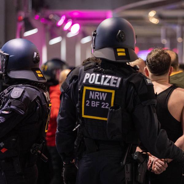 Die Polizei führt einen Fan mit Handschellen ab.