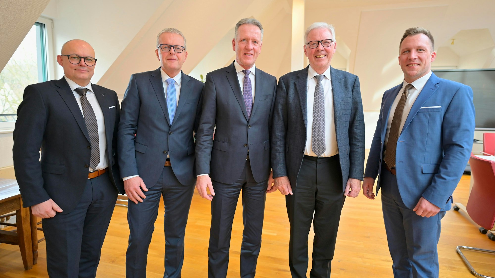 Das Bild zeigt das Führungsteam der Volksbank Oberberg mit Jörn Richling, Frank Dabringhausen, Ingo Stockhausen, Aufsichtsratschef Udo Meyer und das designierte Vorstandsmitglied Andreas Neumann.