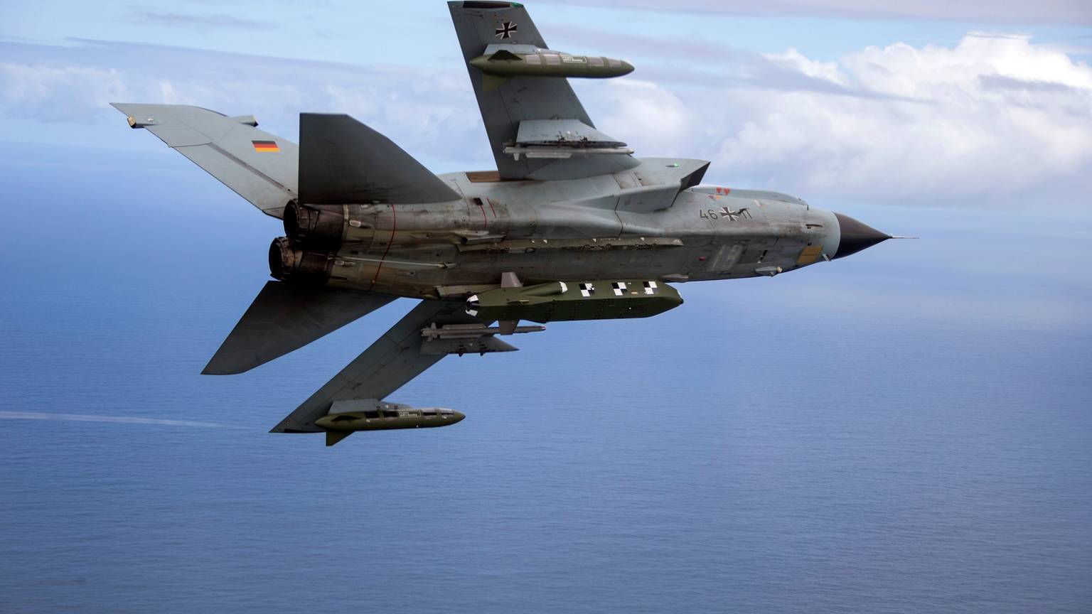 Ein Tornado-Kampfjet, bestückt mit dem Lenkflugkörper Taurus, bei einer Übung. (Archivbild)