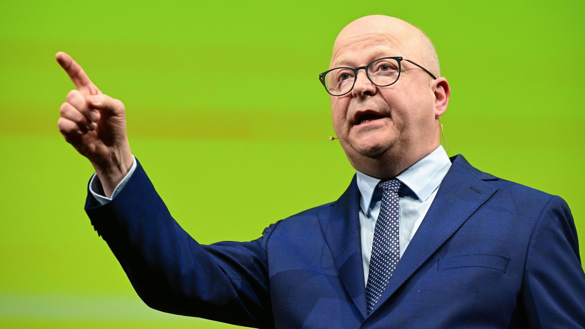 Bahn-Beauftragter Michael Theurer (FDP) nennt den langen GDL-Streik ein „Spiel mit dem Feuer“. (Archivbild)