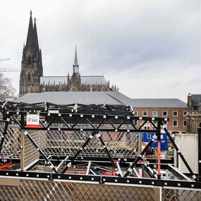 Baustelle mit Stahlkonstruktion, im Hintergrund sieht man den Kölner Dom