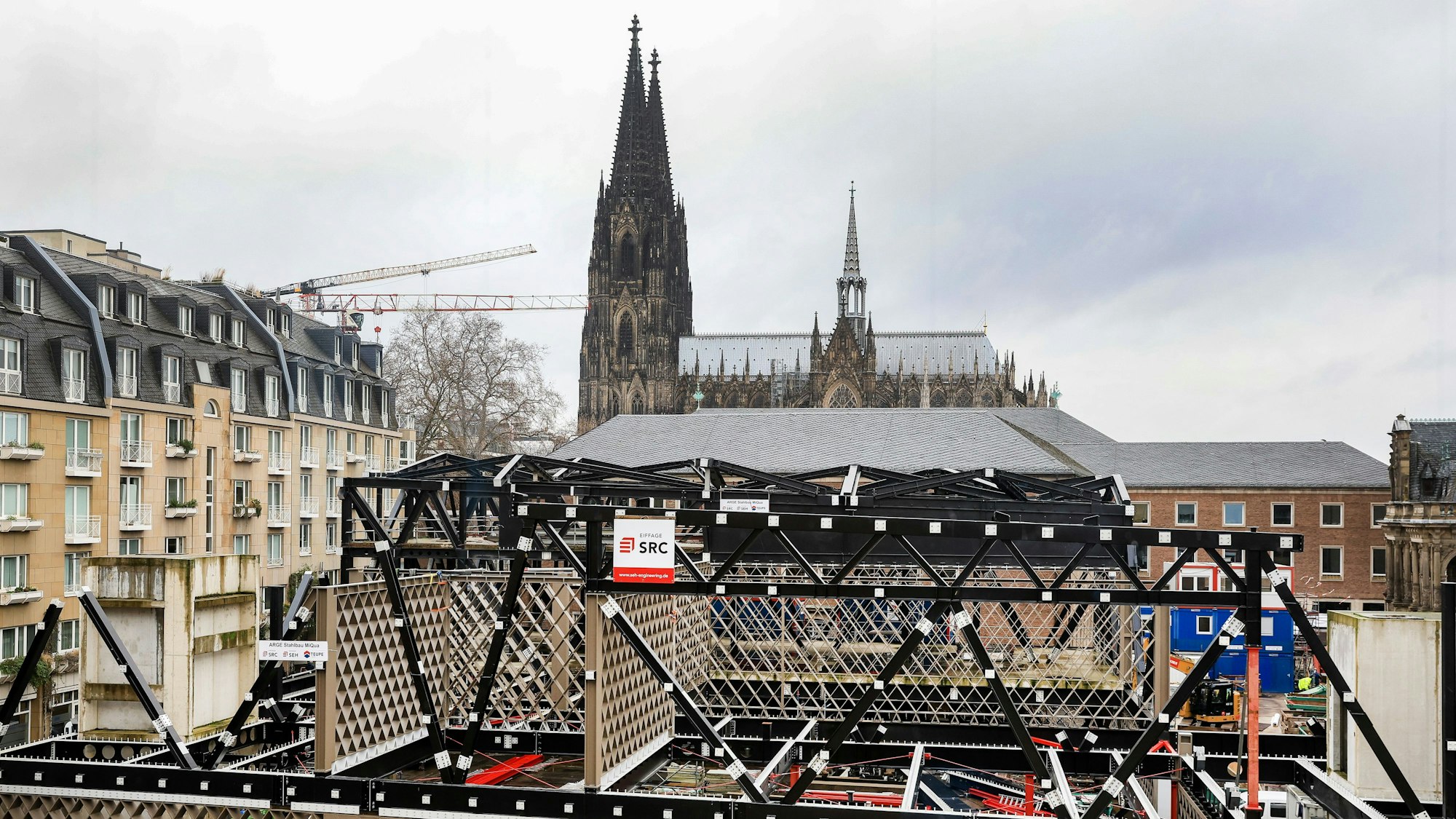 Baustelle mit Stahlkonstruktion, im Hintergrund sieht man den Kölner Dom