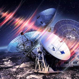 Eine Grafik zeigt die vier Teleskope vereint, ein Radioblitz schießt durch sie hindurch.